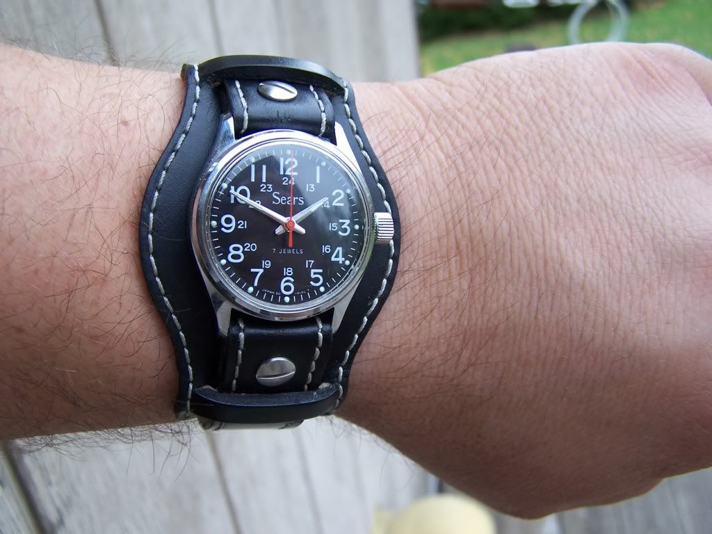 Does a bund strap make a small watch look bigger?