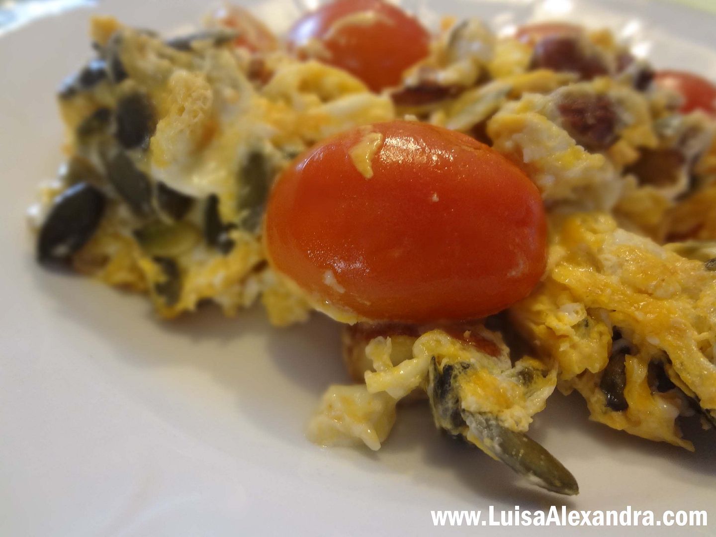 Ovos Mexidos com Tomate Berry, amendoas, sementes de abobora e queijo cool photo file-1309.jpg
