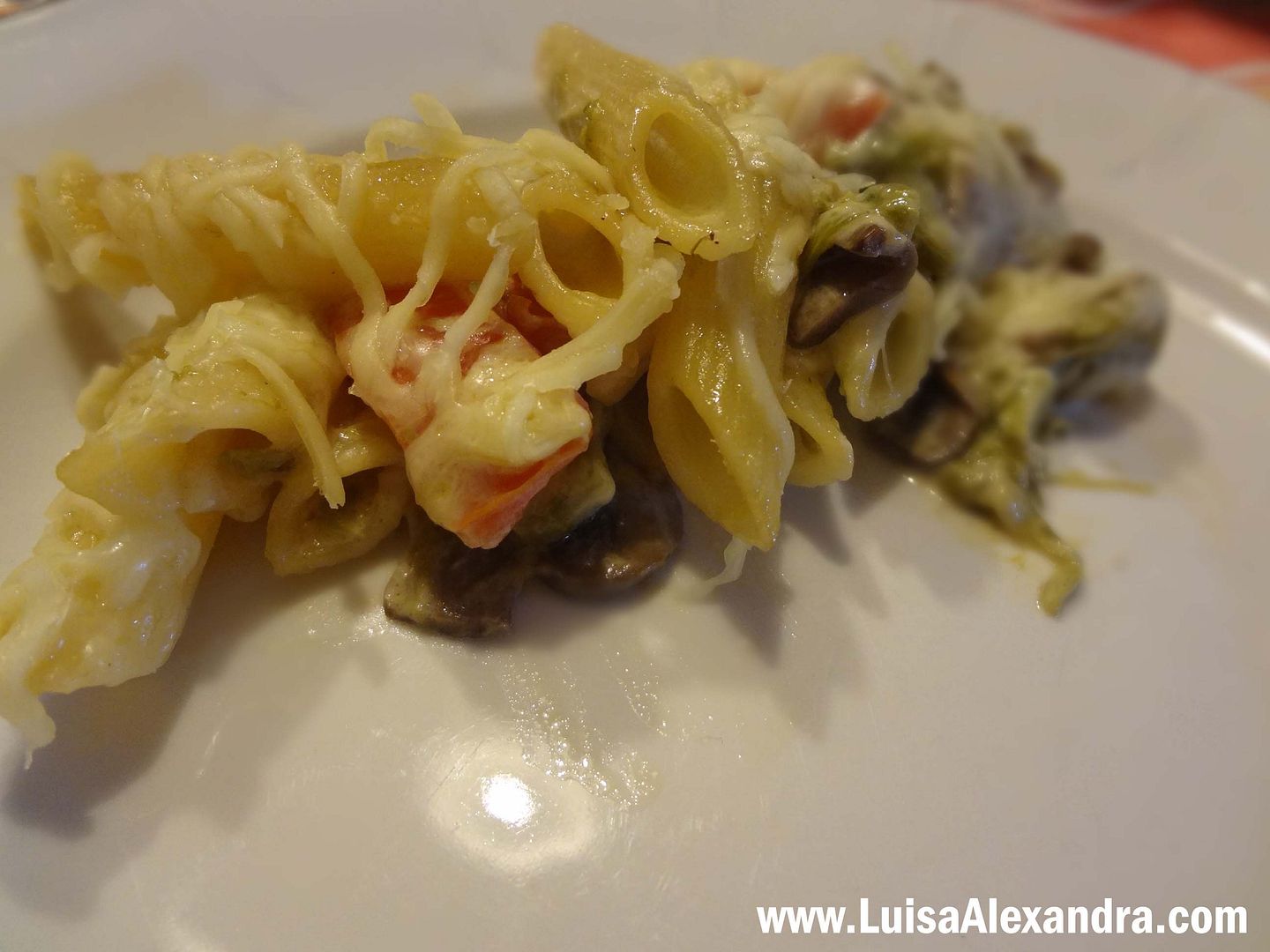 Penne com Espargos Verdes, Cogumelos e Tomate em Molho de Nata com Ervas Arom photo file-1611.jpg