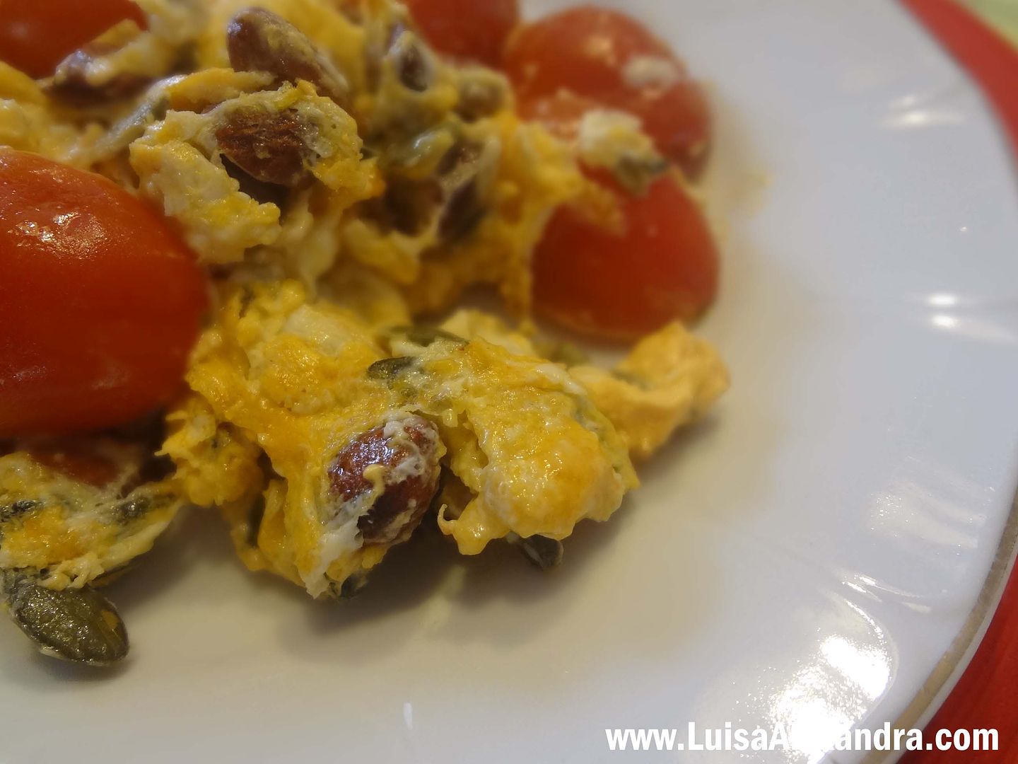 Ovos Mexidos com Tomate Berry, amendoas, sementes de abobora e queijo cool photo file-1717.jpg