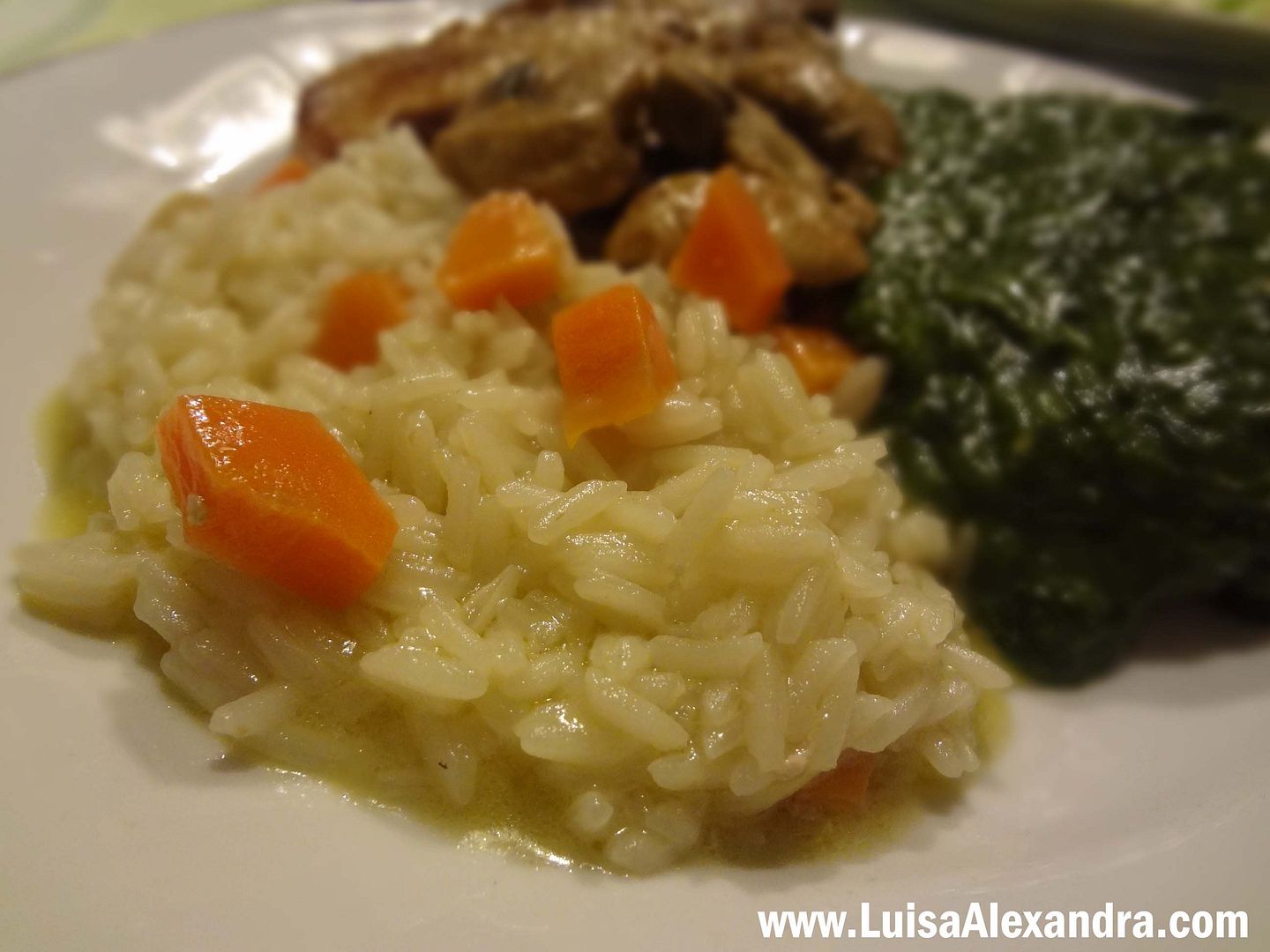 Arroz Thai Jasmin com Cenoura Acompanhado com Costeletas de Porco com Cogumelos Frescos e Esparregado photo file-1946.jpg