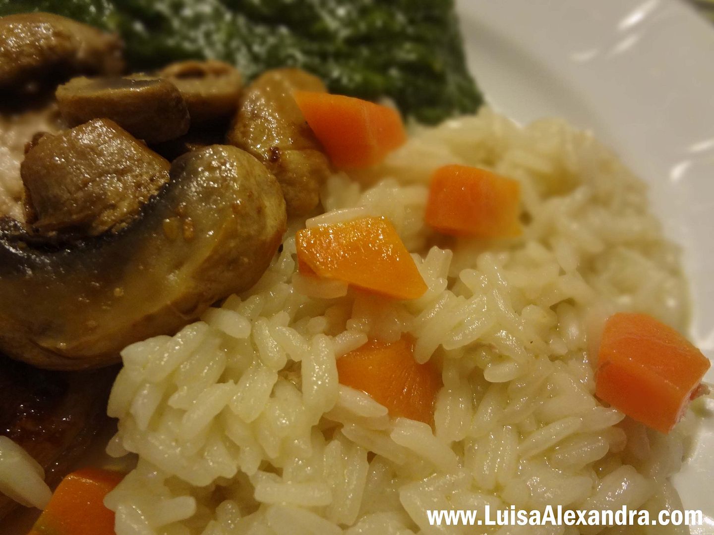 Arroz Thai Jasmin com Cenoura Acompanhado com Costeletas de Porco com Cogumelos Frescos e Esparregado photo file-1981.jpg
