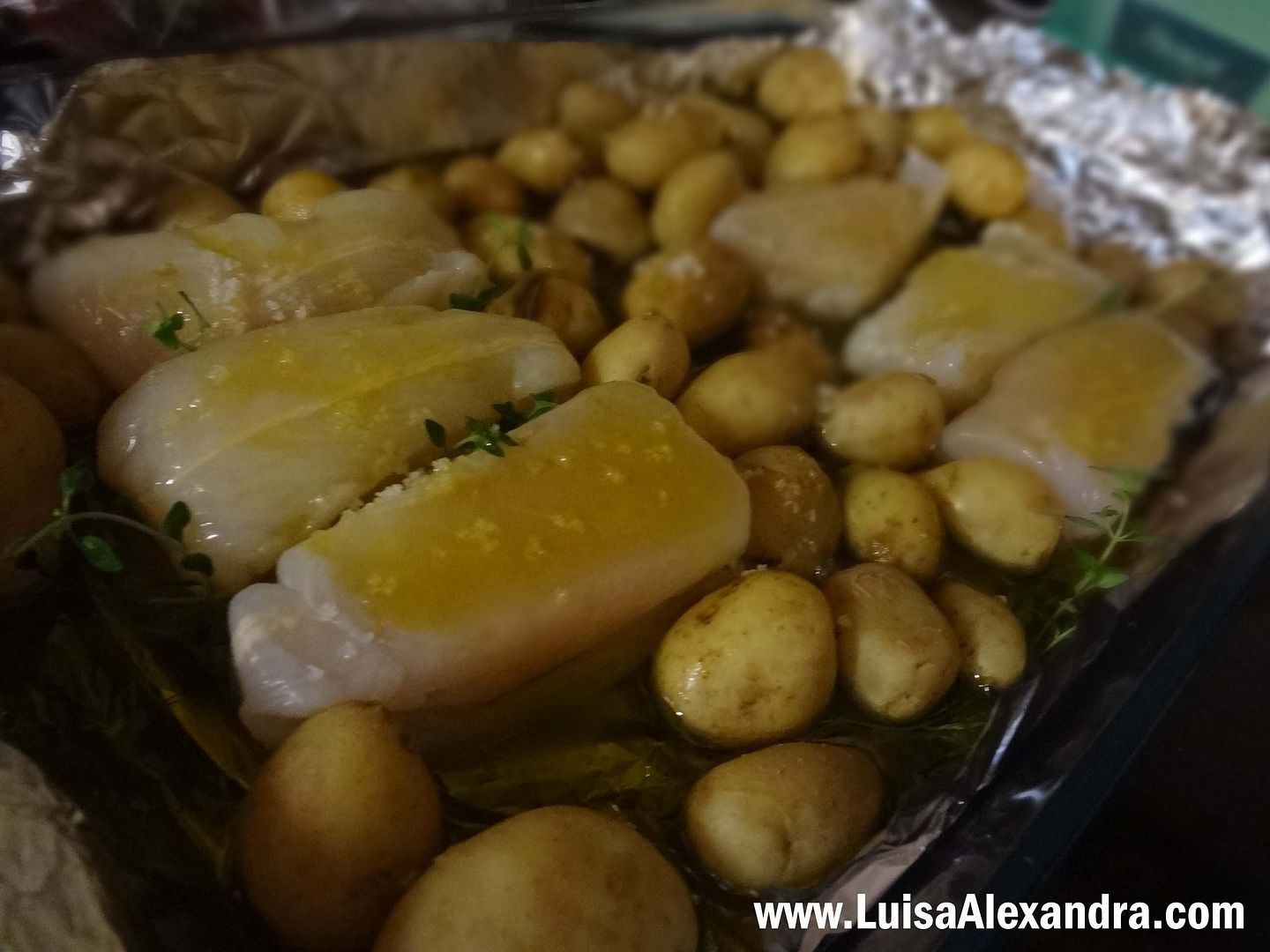 Tranches de Pescada do Cabo no Forno com Batatinhas, Azeite, Alho e Tomilho Lim photo file-2120.jpg