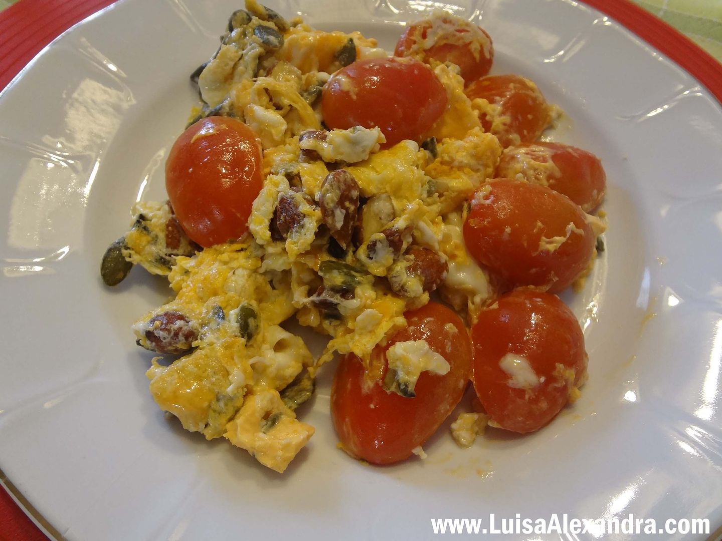 Ovos Mexidos com Tomate Berry, amendoas, sementes de abobora e queijo cool photo file-2186.jpg