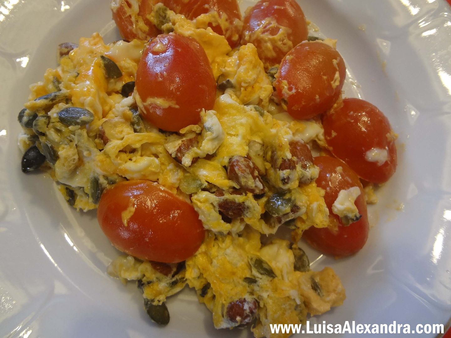 Ovos Mexidos com Tomate Berry, amendoas, sementes de abobora e queijo cool photo file-758.jpg