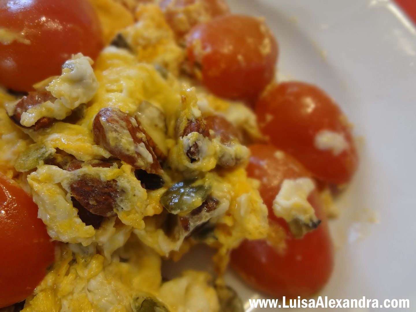 Ovos Mexidos com Tomate Berry, amendoas, sementes de abobora e queijo cool photo file-866.jpg