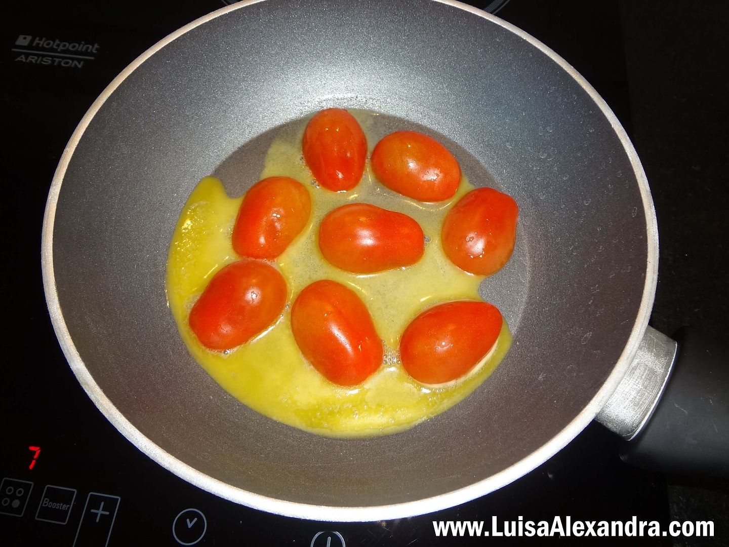 Ovos Mexidos com Tomate Berry, amendoas, sementes de abobora e queijo cool photo file-883.jpg
