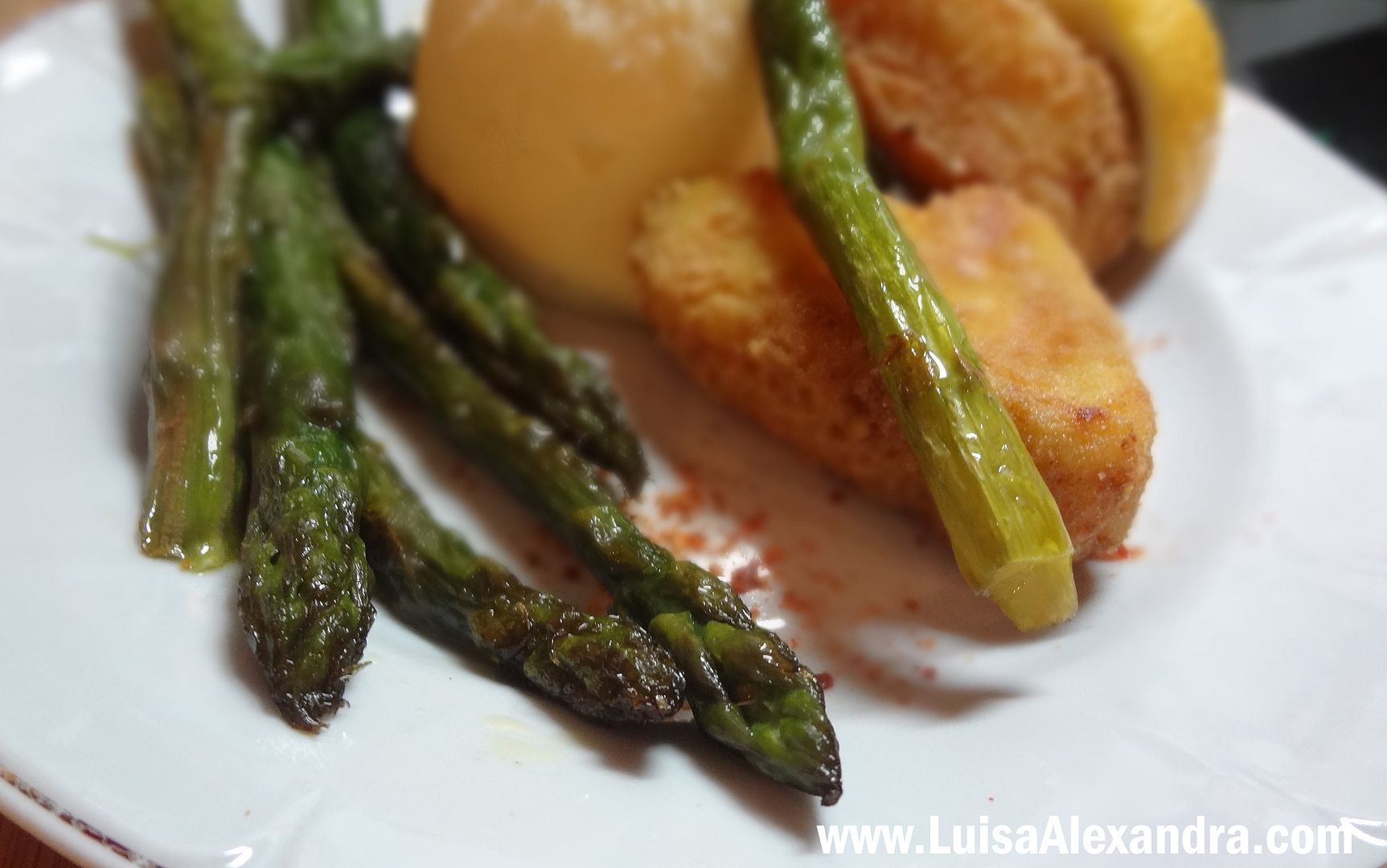 Lombos de Perca envoltos em farinha de Milho e Fritos em Azeite com Espargos Verdes e Pure de Batata photo DSC08925.jpg