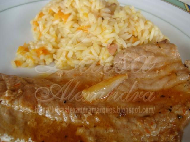 Bifinhos de Porco com Arroz de Cenoura Bifinhos de Porco com Arroz de Cenoura