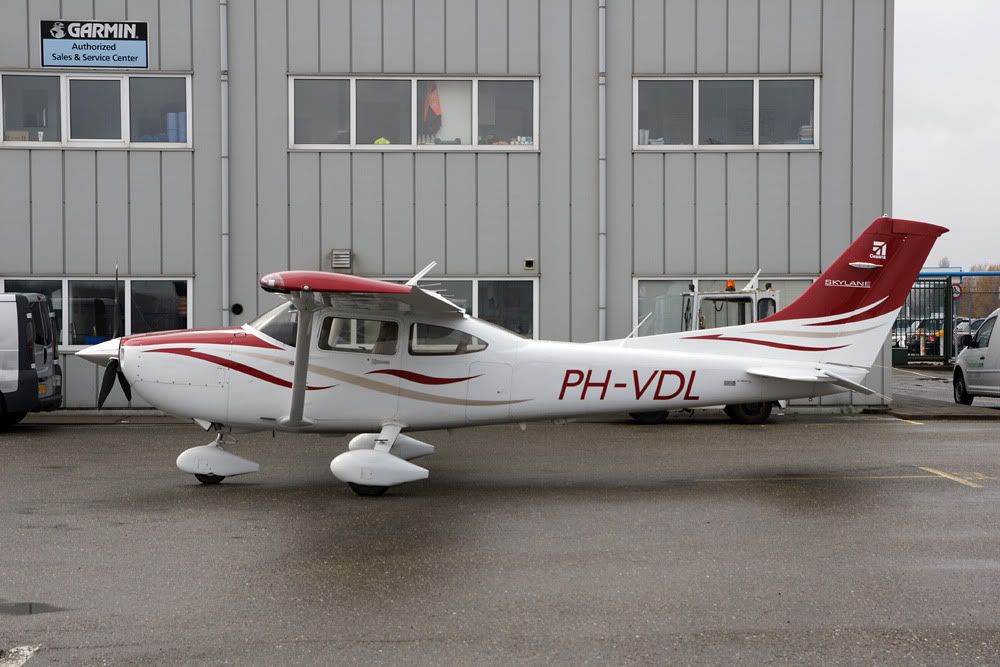 http://i228.photobucket.com/albums/ee182/civilspotter/CessnaPH-VDL.jpg