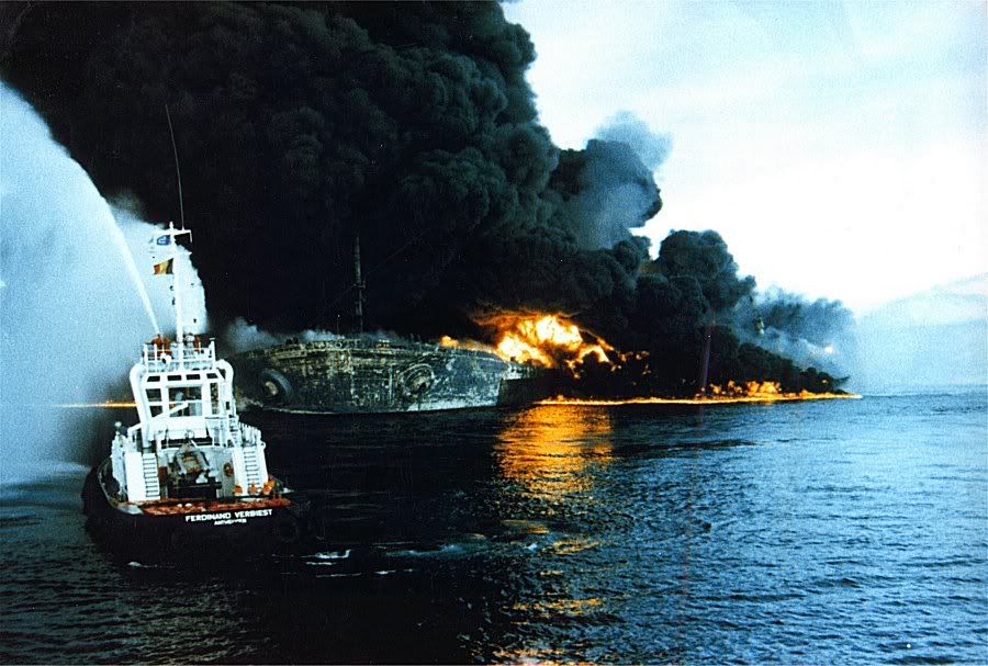 Seawise Giant in flames in May 1988 in Hormuz after an attack by the Iraqi air force. 