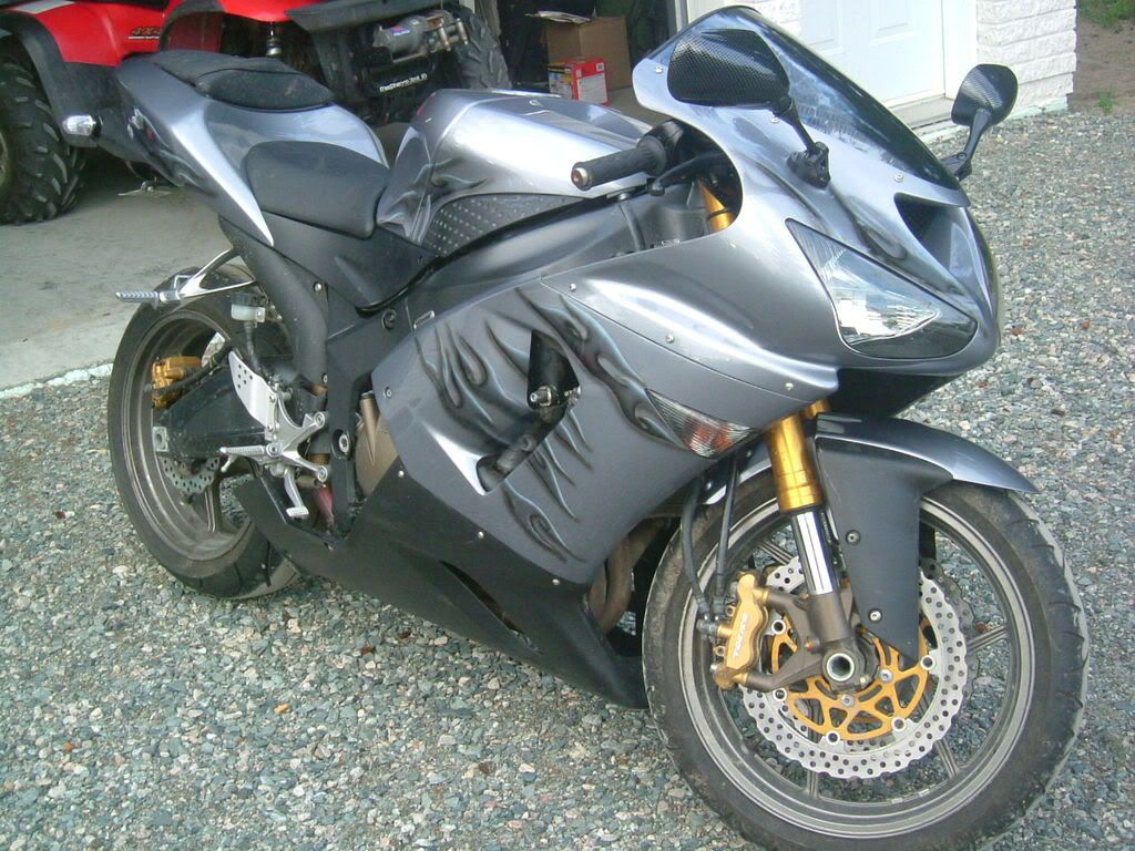 http://i228.photobucket.com/albums/ee28/yanhks/zx6r2005.jpg