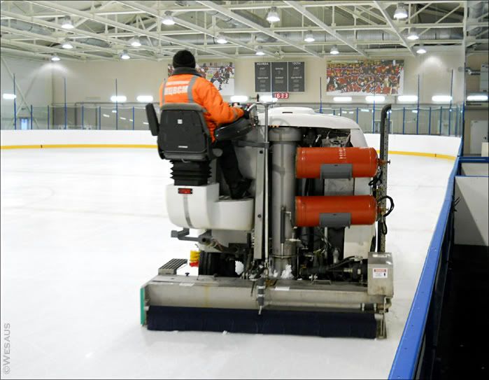 Машина для заливания льда: вид сзади (фото Wesaus)
