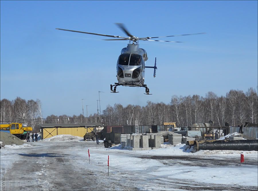Небольшой американский вертолёт заходит на посадку (фото Wesaus)