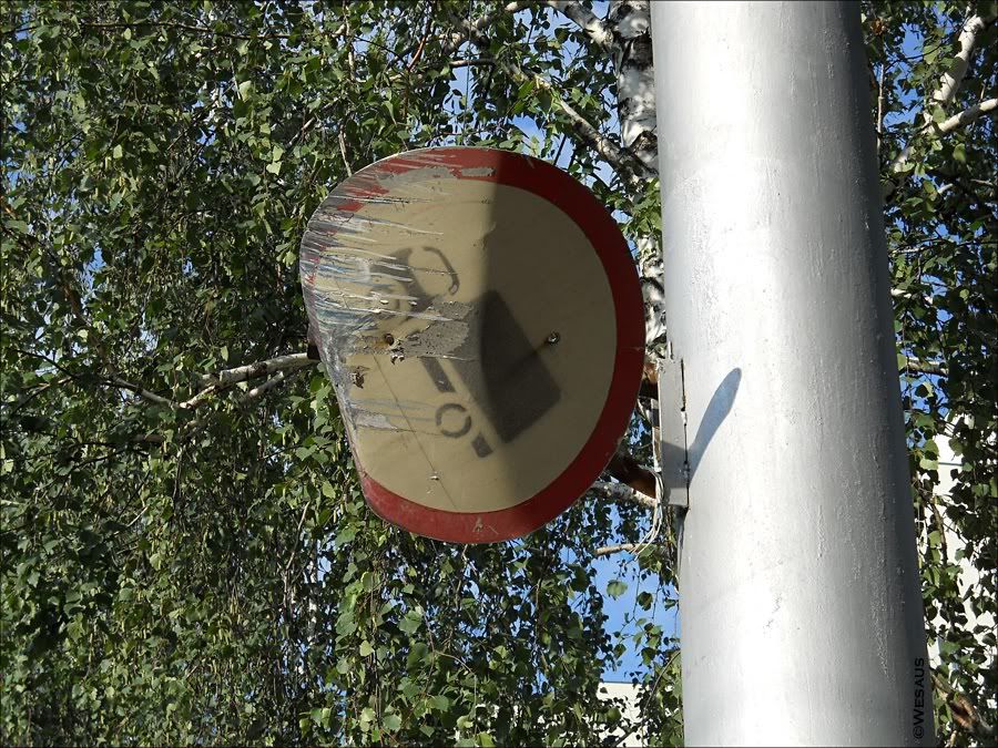 Сбитый запрещающий дорожный знак «Движение грузовых автомобилей запрещено» (Новосибирск, фото Wesaus)