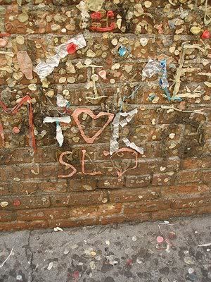 AussiE-media : bubble gum walls