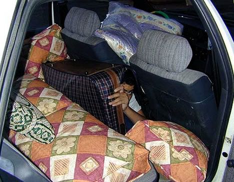 AussiE-media : immigrants stuffed into car seats